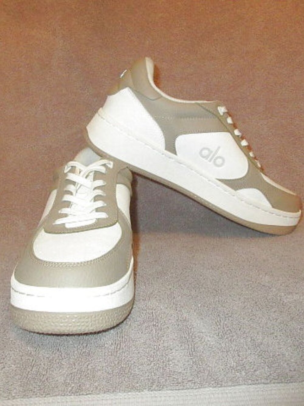 ALO Recovery Mode Sneaker Womens 10 Comfort Cushioned Foam Vegan Leather Arch